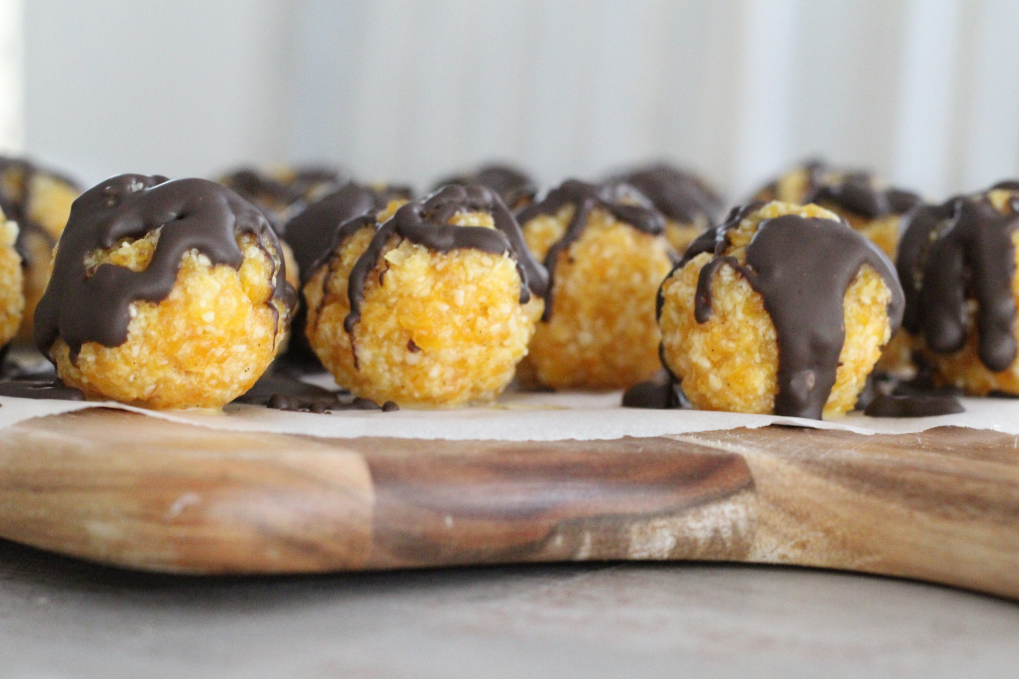 Apricot Coconut Balls (paleo. primal. vegan)